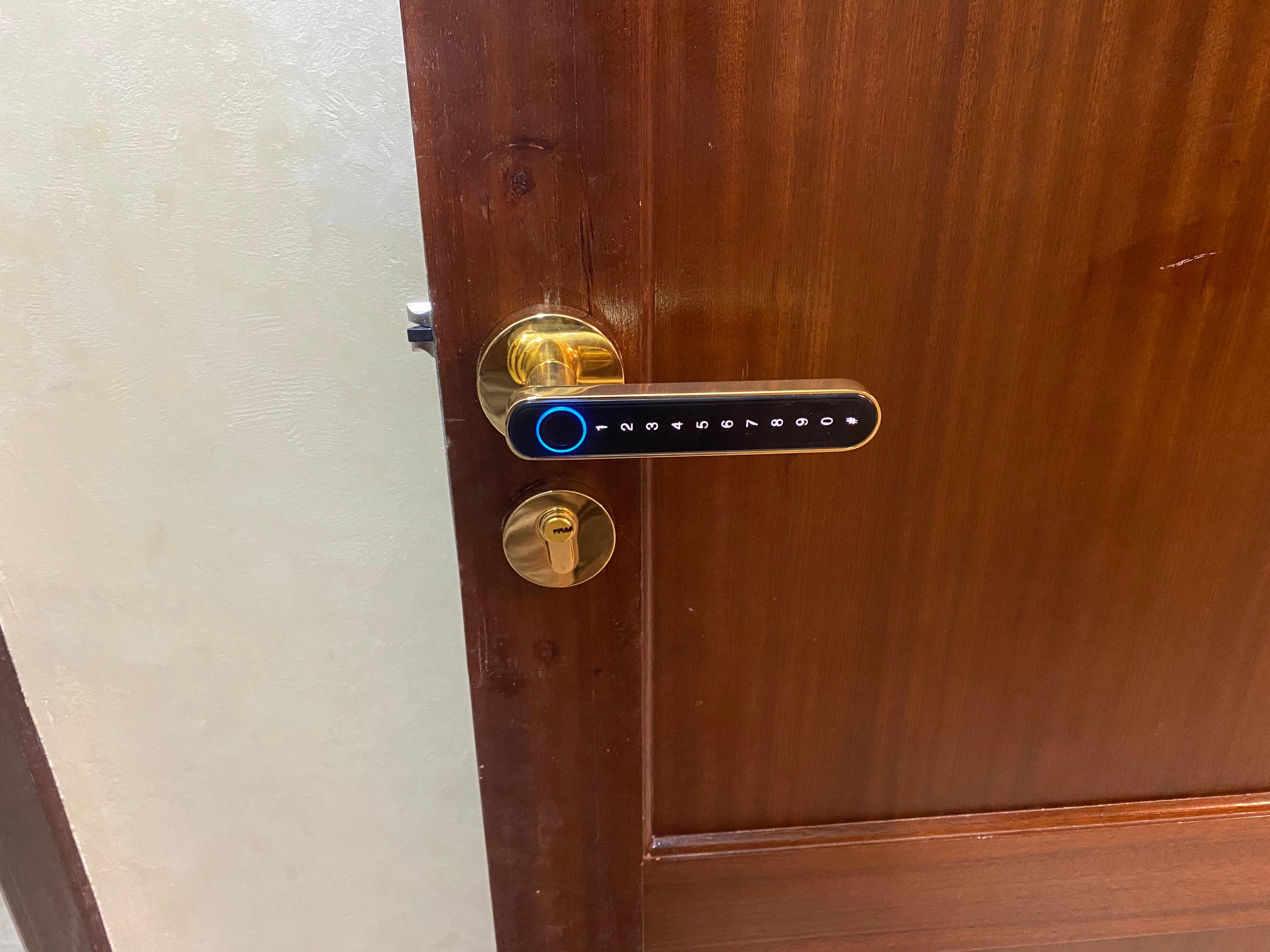 Serrure intelligente moderne compatible avec domotique et smartphone