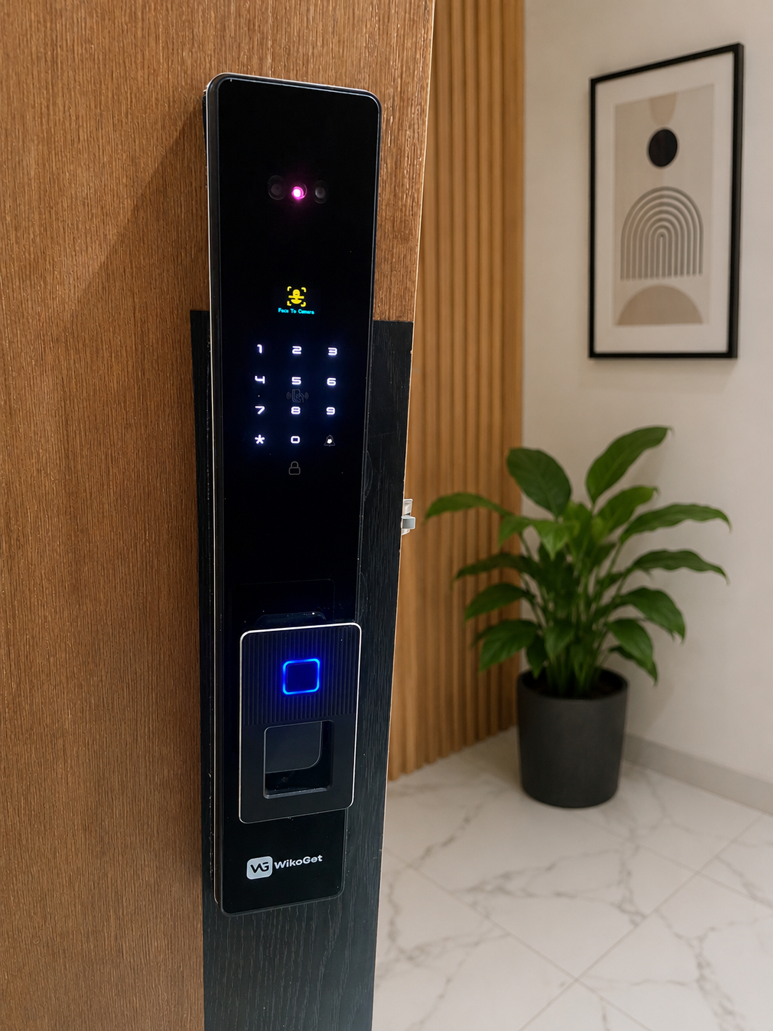 Serrure Intelligente T8 Face ID avec reconnaissance faciale, empreinte digitale et application Tuya Smart Life installée sur une porte en bois au Maroc.