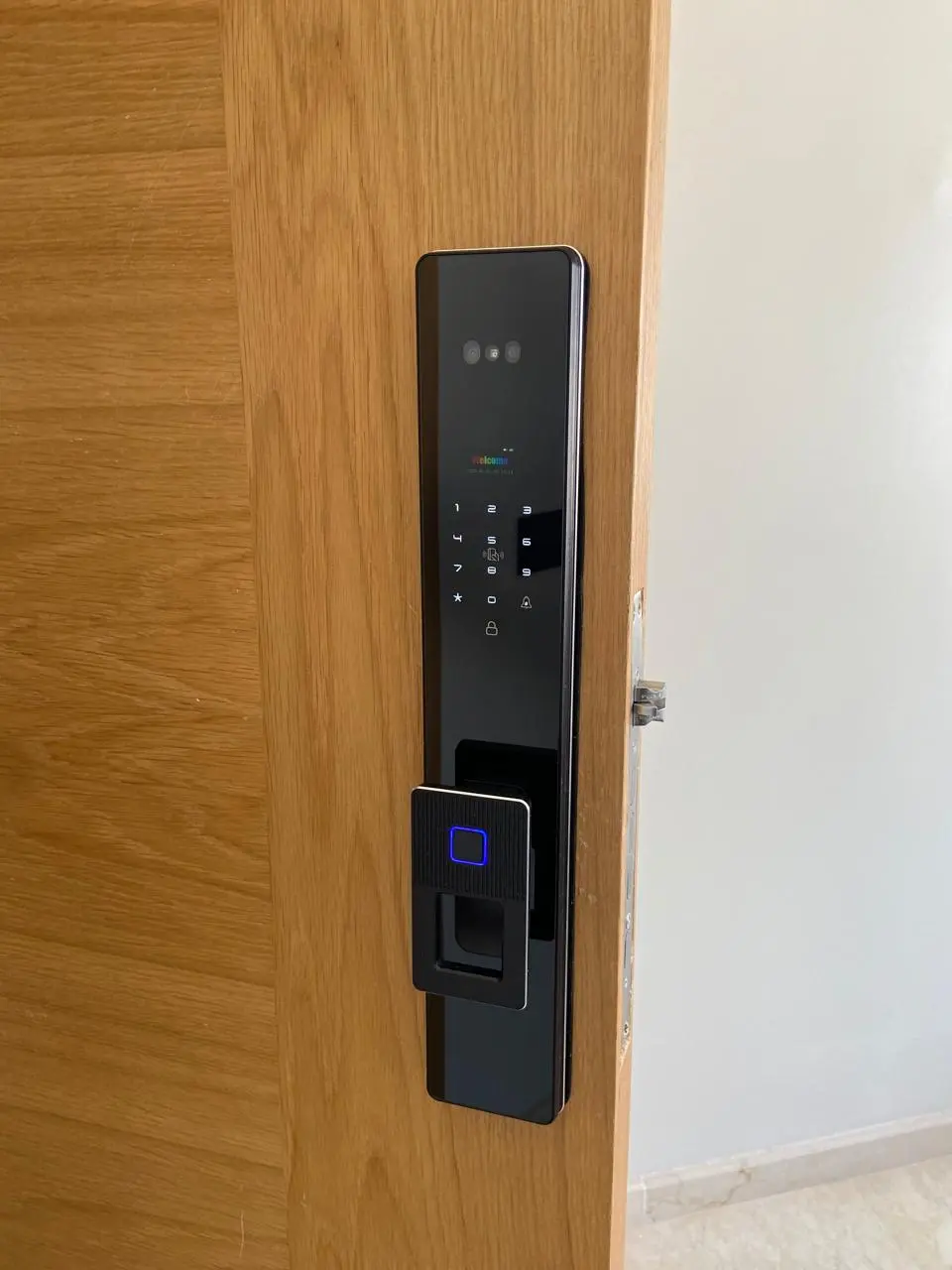 Serrure intelligente T8 design premium pour maison connectée | Smart home lock | قفل ذكي للمنزل