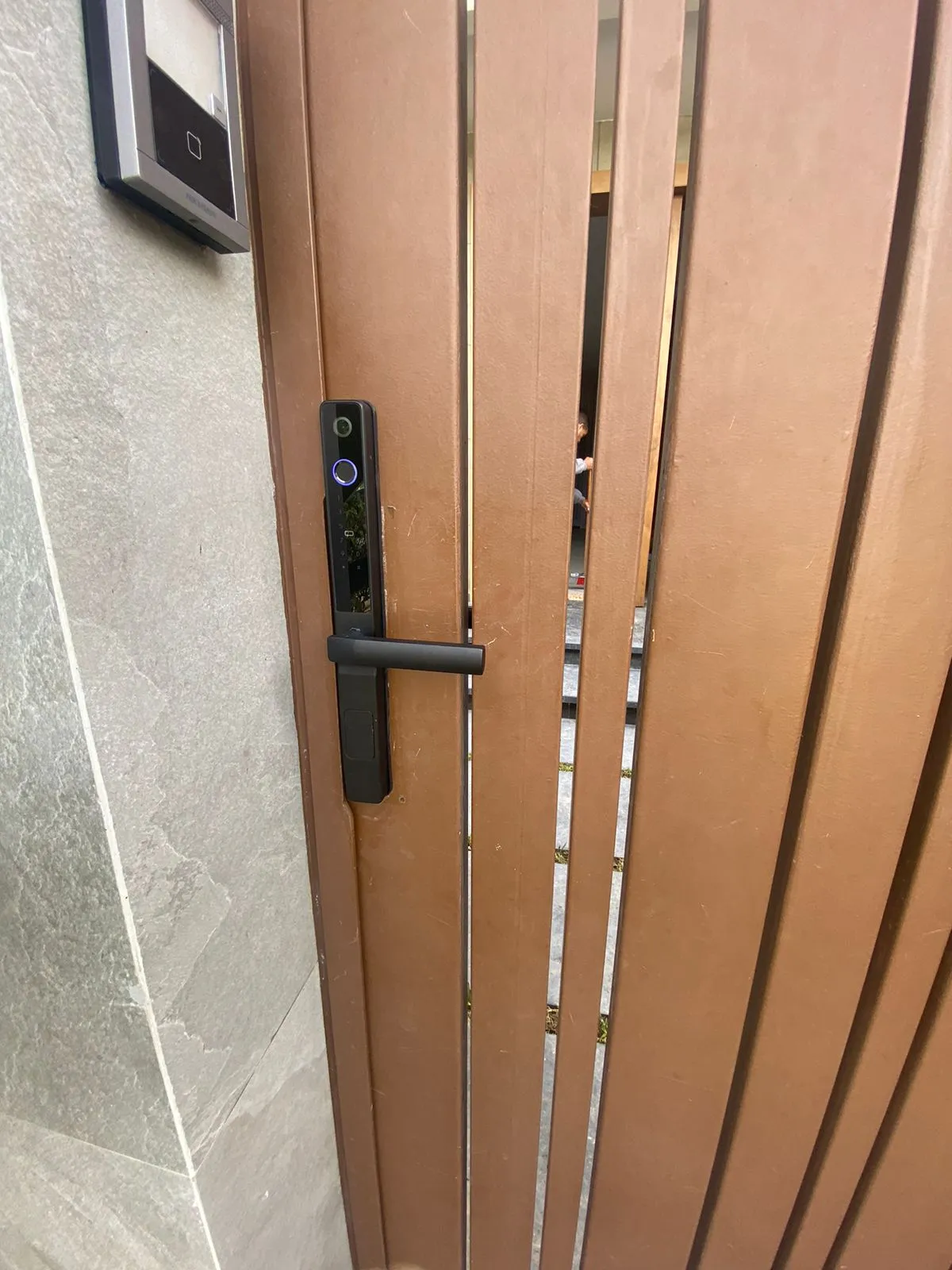 Smartlock serrure intelligente F3 Slim WikoGet Maroc Casablanca installée sur portail extérieur domotique smartkey locksmith