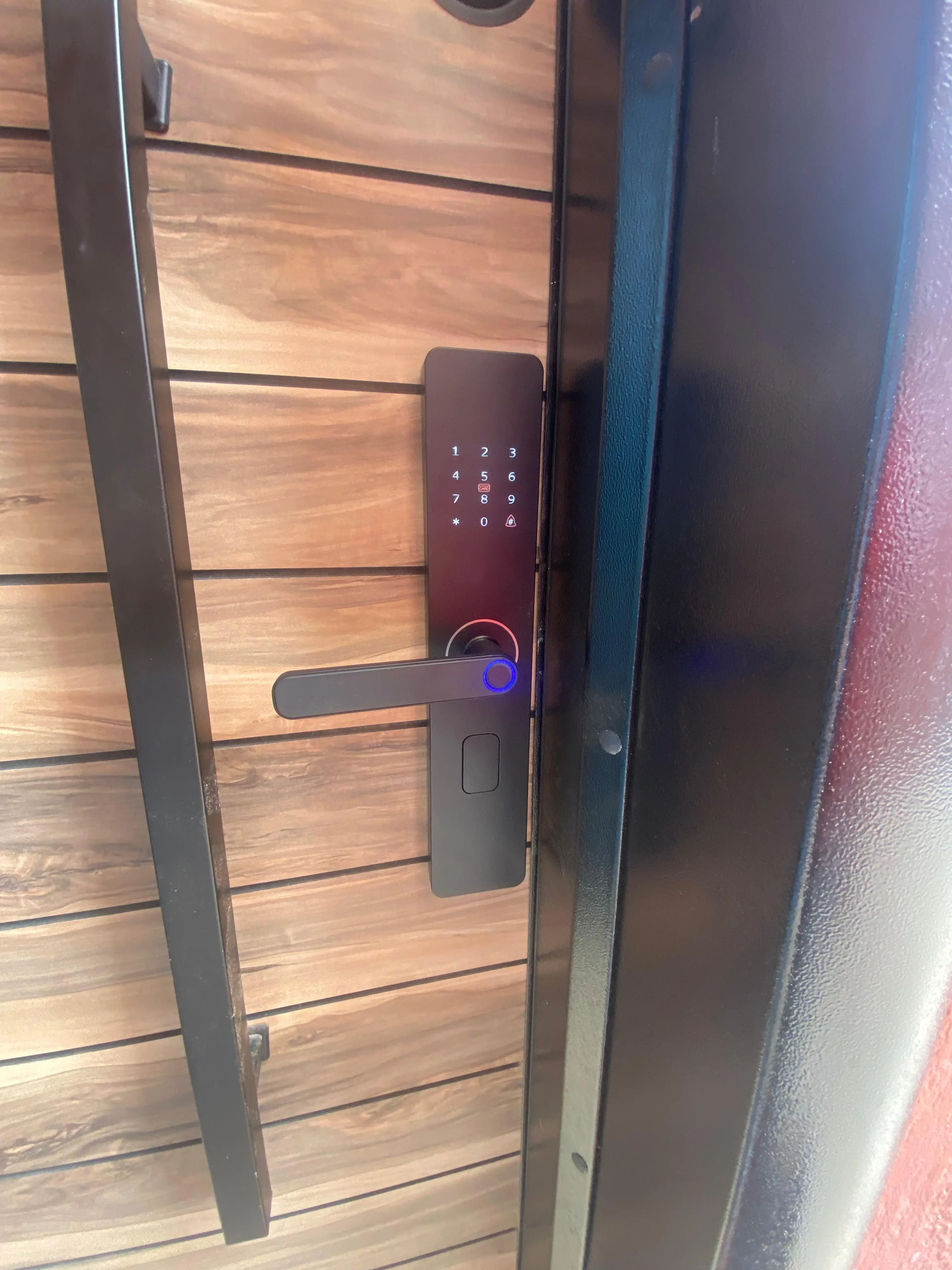 Serrure intelligente Z4 WikoGet installée sur une porte