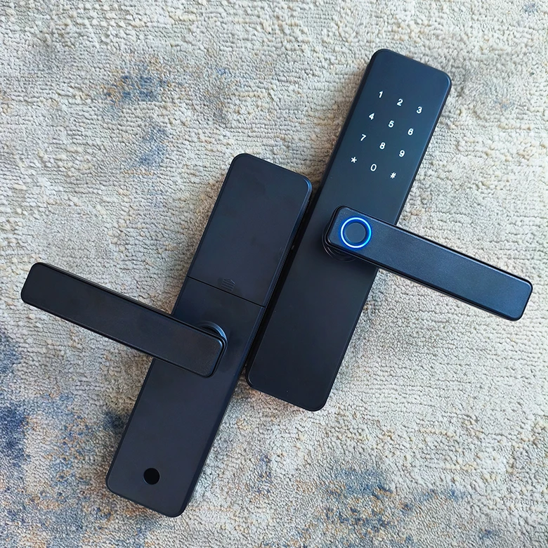 Serrure Intelligente X7 WiFi installée sur une porte en bois