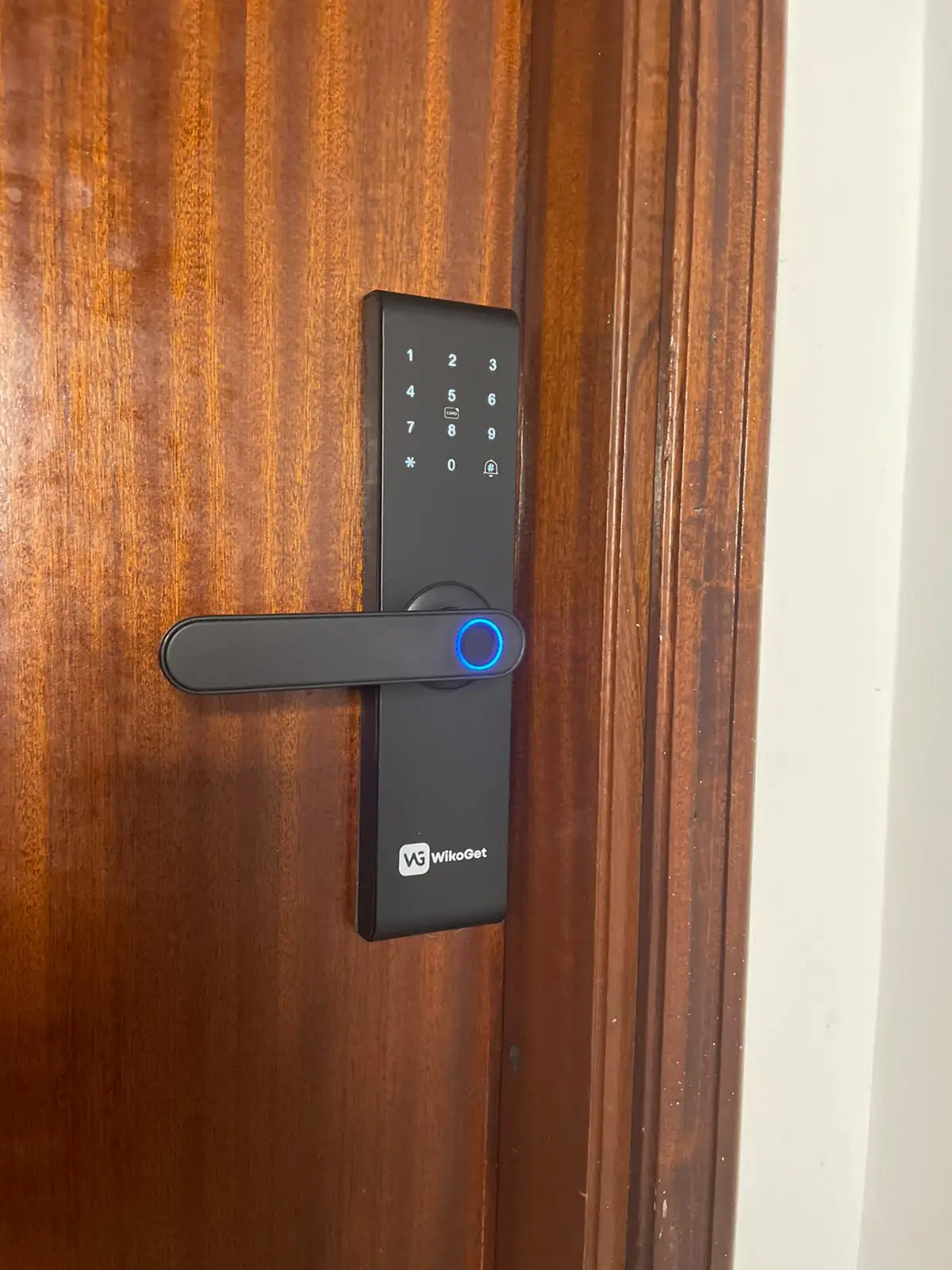 Serrure intelligente X131S WikoGet noire avec clavier tactile et poignée à empreinte digitale